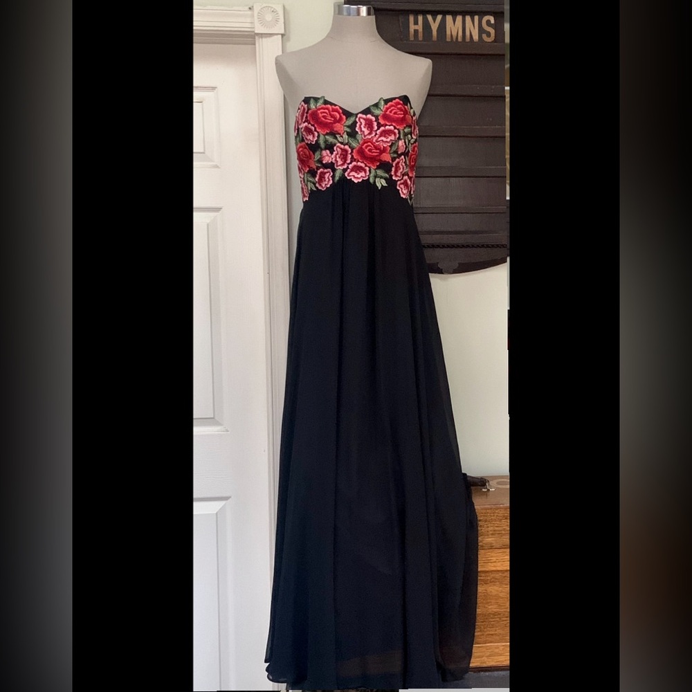 Floor length strapless chiffon gown with floral appliqué bodice. Great for prom!